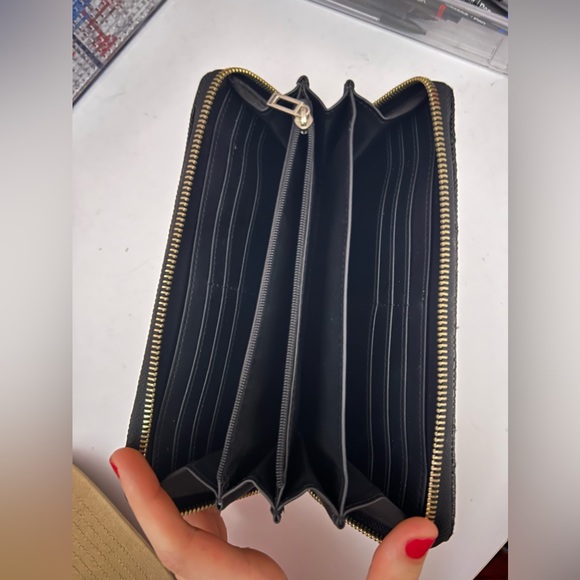 Black Guess Wallet - Picture 3 of 3